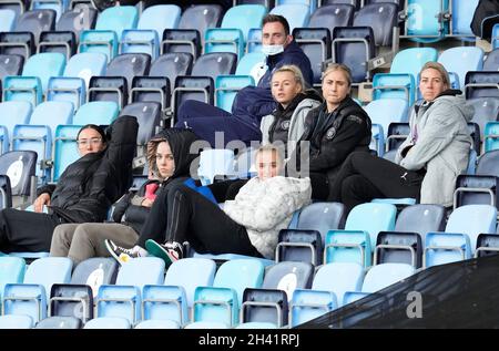 Manchester, Royaume-Uni.31 octobre 2021.Chole Kelly, Steph Houghton, Alanna Kennedy, Lucy Bronze, Ellie Roebuck,Georgia Stanway, six des dix joueurs blessés de Manchester City regardent le match de la coupe féminine FA au stade Academy de Manchester.Le crédit photo devrait se lire: Andrew Yates/Sportimage crédit: Sportimage/Alay Live News Banque D'Images