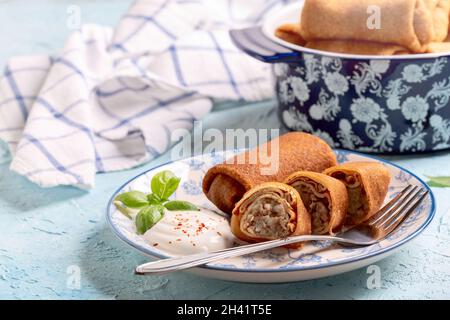 Crêpes maison avec viande hachée. Banque D'Images