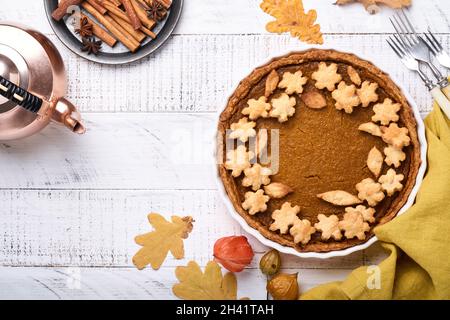 Tarte à la citrouille.Tartelez avec de la crème fouettée et de la cannelle sur fond rustique blanc.Gâteau de citrouille traditionnel américain fait maison pour Thanksgiving ou Halloween Banque D'Images