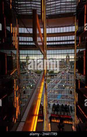 Un reflet de Big Ben, les maisons de Paliament et la circulation traversant le pont de Westminster d'un angle inhabituel Banque D'Images