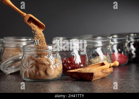 Diverses épices orientales et des herbes dans des bocaux en verre. Focus sélectif. Banque D'Images