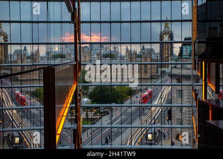 Un reflet de Big Ben, les maisons de Paliament et la circulation traversant le pont de Westminster d'un angle inhabituel Banque D'Images