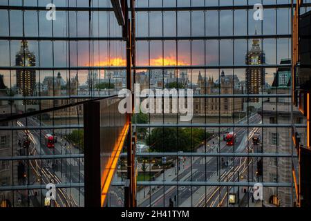 Un reflet de Big Ben, les maisons de Paliament et la circulation traversant le pont de Westminster d'un angle inhabituel Banque D'Images