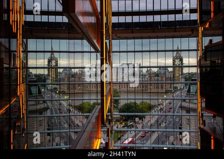 Un reflet de Big Ben, les maisons de Paliament et la circulation traversant le pont de Westminster d'un angle inhabituel Banque D'Images