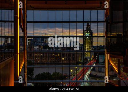 Un reflet de Big Ben, les maisons de Paliament et la circulation traversant le pont de Westminster d'un angle inhabituel Banque D'Images