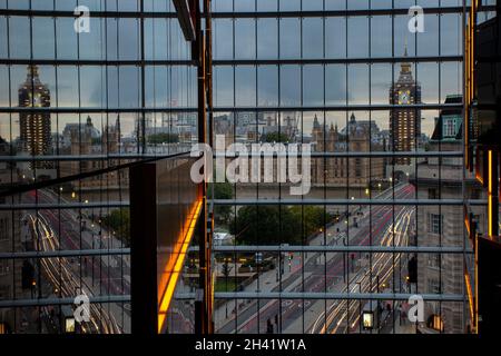 Un reflet de Big Ben, les maisons de Paliament et la circulation traversant le pont de Westminster d'un angle inhabituel Banque D'Images