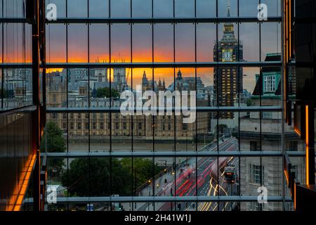 Un reflet de Big Ben, les maisons de Paliament et la circulation traversant le pont de Westminster d'un angle inhabituel Banque D'Images