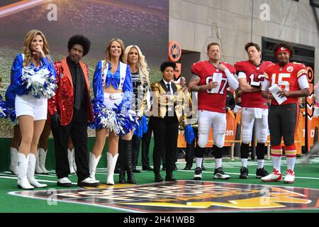 Jenna Bush, Al Roker, Savannah Guthrie, Hoda Kotb, Sheinelle Jones,Willie Geist et Carson Daly assistent au spectacle d'Halloween « aujourd'hui » à Rockefeller Banque D'Images