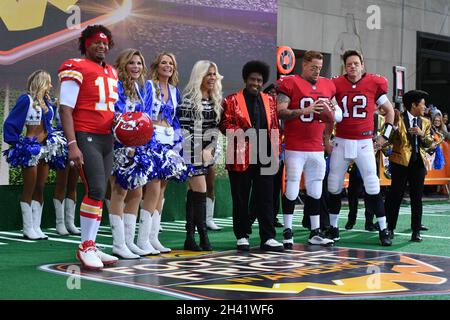 Craig Melvin comme Patrick Mahomes, Al Roker, comme le Weeknd, Hoda Kotb comme Carrie Underwood, Savannah Guthrie et Jenna Bush Hager comme Cowboys de Dallas applaudissent Banque D'Images