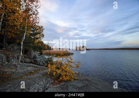 Île dans le parc de Monrepo (mon repos).Paysage d'automne.Vyborg. Banque D'Images