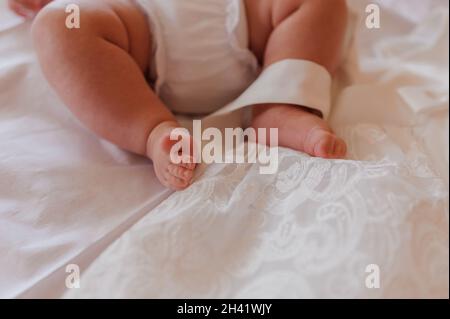 gros plan des feets de l'enfant sur le lit Banque D'Images