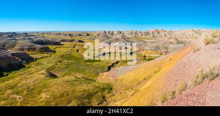 Fascinantes collines colorées le long de la route menant à travers le parc national de Badlands, États-Unis Banque D'Images