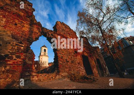 Vue sur la Tour de l'horloge depuis les ruines de la vieille cathédrale dans la ville de Vyborg, région de Leningrad en automne. Banque D'Images