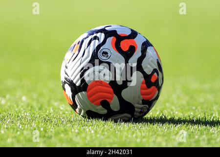 Norwich, Royaume-Uni.31 octobre 2021.Un ballon de football est photographié sur le terrain.Match Premier League, Norwich City v Leeds United à Carrow Road à Norwich le dimanche 31 octobre 2021. Cette image ne peut être utilisée qu'à des fins éditoriales.Utilisation éditoriale uniquement, licence requise pour une utilisation commerciale.Aucune utilisation dans les Paris, les jeux ou les publications d'un seul club/ligue/joueur. photo par Steffan Bowen/Andrew Orchard sports photographie/Alay Live news crédit: Andrew Orchard sports photographie/Alay Live News Banque D'Images