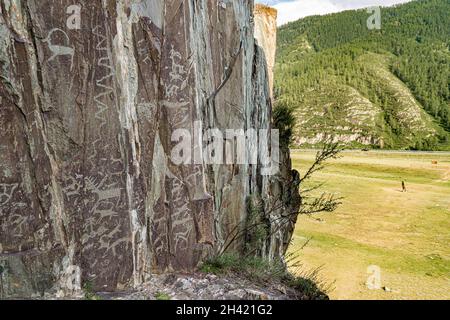 Sculptures de roche de personnes anciennes à Kalbak-Tash, dans la distance il ya la pierre de cerf de Chuisky Adyr-Kan ou de Chuisky Olenny pierre Banque D'Images