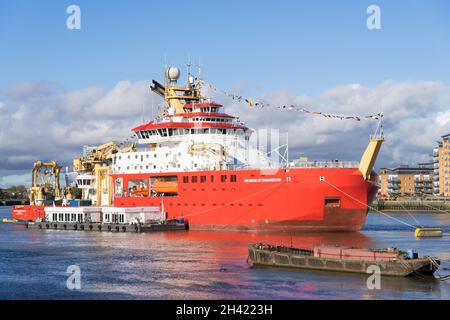 Vue de face de la totalité de la boatFace McboatFace lors de sa visite à River Thame London Greenwich lors de la réunion climatique COP26 qui s'est tenue à Glasgow au Royaume-Uni Banque D'Images