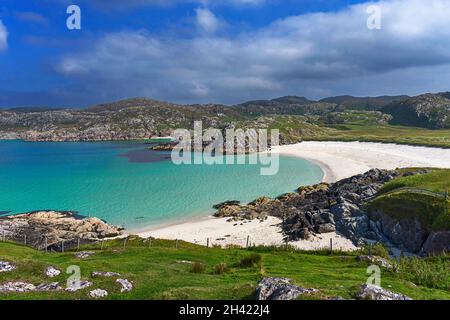 ACHMELVICH LOCHINVER SUTHERLAND SCOTLAND BLEU CIEL TURQUOISE MER ET PLAGE DE SABLE BLANC Banque D'Images