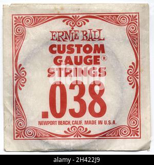 Un paquet de cordes de guitare à jauge personnalisée Ernie ball des États-Unis. Célèbre logo Ernie ball sur paquet. Souvenirs du rock and roll. Banque D'Images