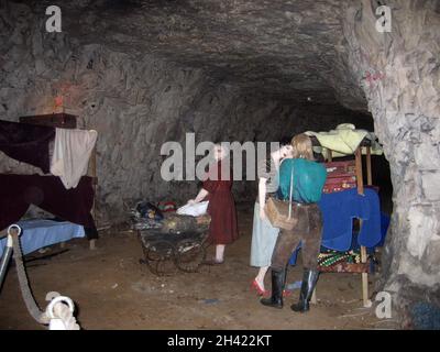 La récréation d'une scène WW2 avec une famille.Grottes de Chislehurst, Chislehurst, Kent, Royaume-Uni Banque D'Images