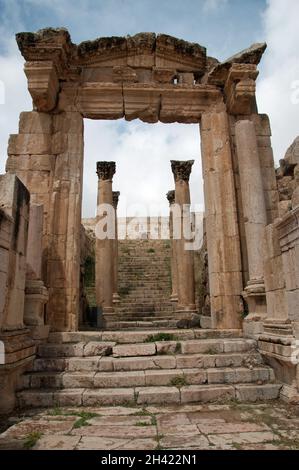Escaliers menant à la cathédrale, Jerash, Jordanie, Moyen-Orient. Des pierres de l'ancienne ville romaine de Jerash furent utilisées pour construire cette cathédrale (byzantine). Banque D'Images