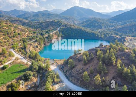 Mine le lac de l'exploitation minière de surface abandonnée dans la région de Xyliatos, Chypre.Reforestation des vieux tas de déblais de l'exploitation minière Banque D'Images