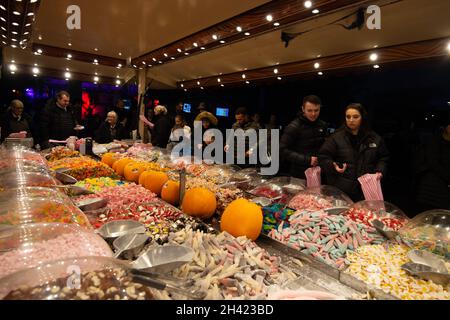 Ascot, Berkshire, Royaume-Uni.30 octobre 2021.C'était une journée chargée à l'hippodrome d'Ascot aujourd'hui pour le premier de la saison des sauts.Les familles ont également apprécié la foire et les activités d'Halloween pour les enfants.Un énorme feu d'artifice a eu lieu après la course.Crédit : Maureen McLean/Alay Banque D'Images