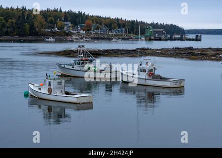 Bernard, ME - États-Unis - 15 octobre 2021 : vue horizontale d'un trois bateaux de pêche amarrés à Bass Harbor à l'automne sur le montDesert Island à Acadia Natio Banque D'Images