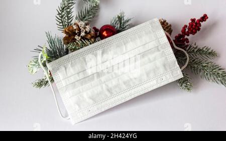 Un masque médical est placé sur le décor du nouvel an. Banque D'Images
