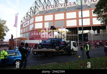 Birmingham, Royaume-Uni.31 octobre 2021.Une voiture est retirée de l'extérieur du stade avant le match de la Premier League à Villa Park, Birmingham.Crédit photo à lire: Darren Staples/Sportimage crédit: Sportimage/Alamy Live News crédit: Sportimage/Alamy Live News Banque D'Images