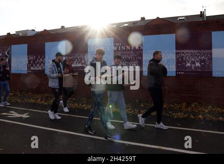 Birmingham, Royaume-Uni.31 octobre 2021.Les fans qui arrivent avec de la nourriture avant le match de la Premier League à Villa Park, Birmingham.Crédit photo à lire: Darren Staples/Sportimage crédit: Sportimage/Alamy Live News crédit: Sportimage/Alamy Live News Banque D'Images