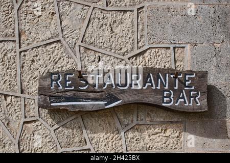 Mot espagnol pour le restaurant sur une enseigne en bois accrochée à un mur au soleil Banque D'Images