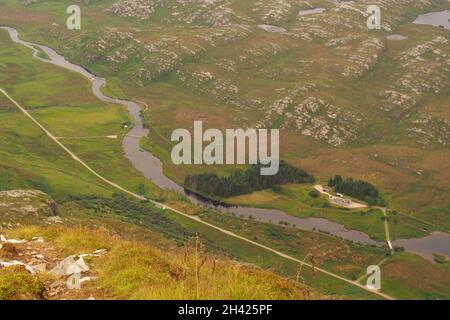 En descendant de Ben Stack, Sutherland, Écosse, jusqu'à la rivière Laxford sinueuse et l'A838 et Lochstack Lodge sur le domaine forestier de Reay Banque D'Images