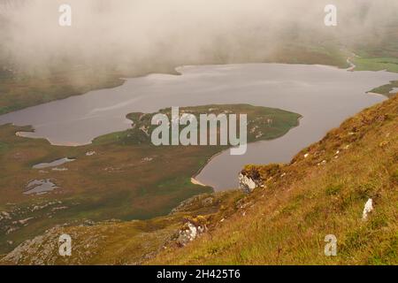 Vue de Ben Stack à Loch Stack sur le Reay Forest Estate, Sutherland, Écosse, avec une brume qui s'inroule Banque D'Images