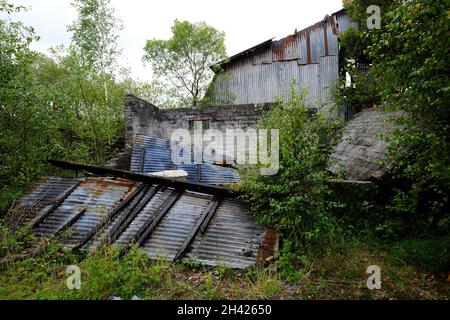 Août 2021 - dereliction industrielle de tôles de toiture Rusty dans le sud du pays de Galles Banque D'Images