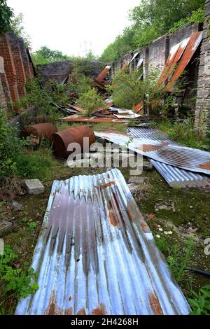 Août 2021 - dereliction industrielle de tôles de toiture Rusty dans le sud du pays de Galles Banque D'Images