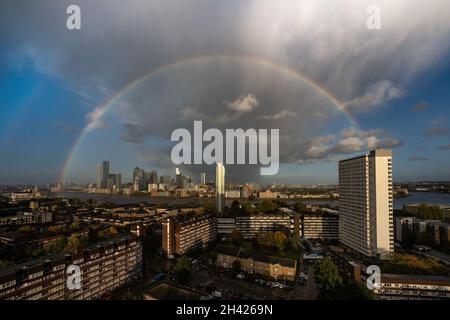 Londres, Royaume-Uni.31 octobre 2021.Météo au Royaume-Uni : un énorme arc-en-ciel au-dessus de l'est de Londres et des bâtiments de Canary Wharf pendant une brève averse d'après-midi.Credit: Guy Corbishley/Alamy Live News Banque D'Images