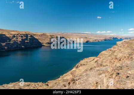 L'immense fleuve Columbia dans l'État de Washington, paysage sec entourant l'eau, Etats-Unis Banque D'Images