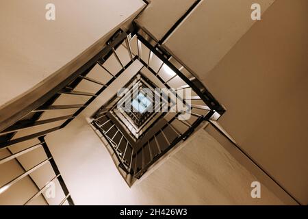 Fragment intérieur abstrait d'escalier en forme de carré dans un bâtiment moderne.Caméra à l'intérieur du bâtiment.Arrière-plan de l'escalier Banque D'Images