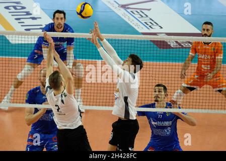 Forum AGSM, Vérone, Italie, 31 octobre 2021,Set de Luca Spirito - Verona Volley pendant NBV Verona vs Top Volley Cisterna - Volleyball Italien Serie A Men SuperLeague Championship Championship Banque D'Images