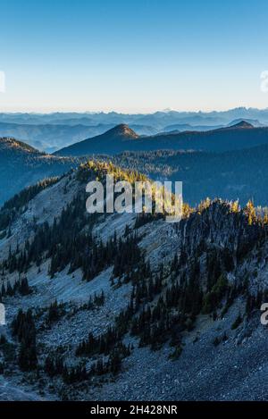 Superbe vue sur la chaîne de montagnes Rocheuses depuis le mont Rainier NP, États-Unis Banque D'Images