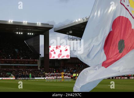 Birmingham, Royaume-Uni.31 octobre 2021.Les joueurs se tiennent pour un silence de quelques minutes pour le jour du souvenir lors du match de la Premier League à Villa Park, Birmingham.Crédit photo à lire: Darren Staples/Sportimage crédit: Sportimage/Alamy Live News crédit: Sportimage/Alamy Live News Banque D'Images