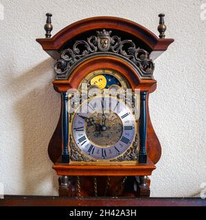 Horloge traditionnelle hollandaise sur un mur Banque D'Images