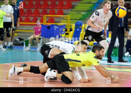 Forum AGSM, Vérone, Italie, 31 octobre 2021,Bump of Federico Bonami - Verona Volley pendant NBV Verona vs Top Volley Cisterna - Volleyball Italian Serie A Men SuperLeague Championship Championship Banque D'Images