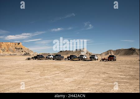 Voitures avec remorques garées à Swing Arm City, Utah, un paradis pour les déplacements sur route Banque D'Images