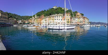 Portofino est un village de pêcheurs sur la côte ligure au sud-est de Gênes, les maisons aux couleurs pastel, donnant sur la place pavée donnant sur le harbo Banque D'Images