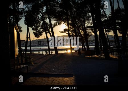 Vodice, Croatie - 5 juin 2021 : coucher de soleil doré sur Vodice, petite destination touristique sur la côte croate Banque D'Images