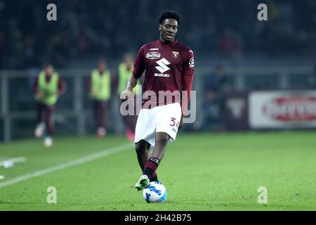 Ola Aina de Torino FC contrôle le ballon pendant la série Un match entre Torino FC et UC Sampdoria au Stadio Olimpico le 30 octobre 2021 à Turin, Italie. Banque D'Images