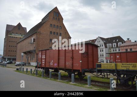 Ancien wagon de fret du GDR Reichsbahn, et entrepôt de Rostock, Allemagne. Banque D'Images