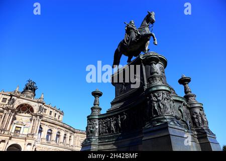 Semperoper mit König Johann Denkmal, Opernhaus der Sächsischen Staatsoper Dresden, Hof- und Staatsoper Sachsens, Theaterplatz, Dresden, Sachsen, Deuts Banque D'Images