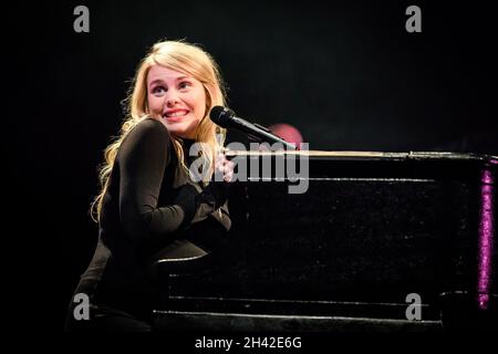 Toronto, Canada.29 octobre 2021.La chanteuse canadienne française Beatrice Martin aka coeur de Pirate joue en direct sur scène dans un spectacle complet au Danforth Music Hall de Toronto.Crédit : SOPA Images Limited/Alamy Live News Banque D'Images